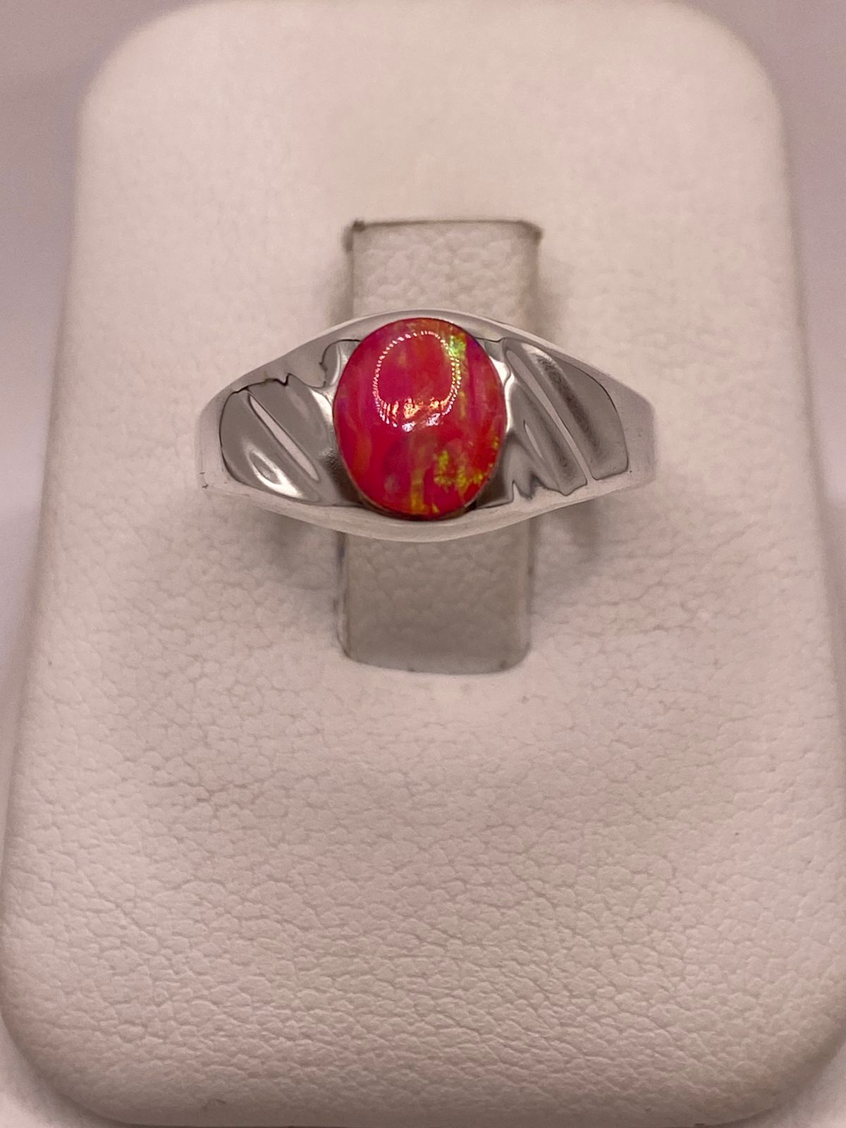 Anillo de Ópalo de Fuego Fucsia con Destellos Verdes Iridiscentes en Plata Ley .925, vista lateral