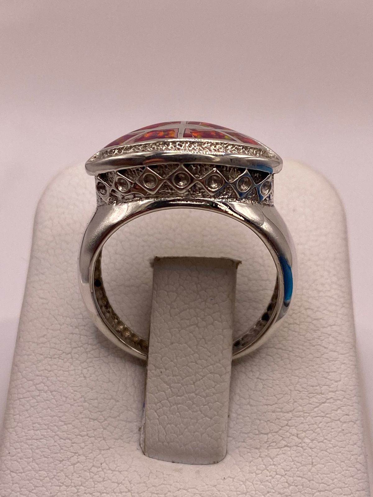 Anillo de Ópalo de Fuego Fucsia en Plata Ley .950, vista posterior