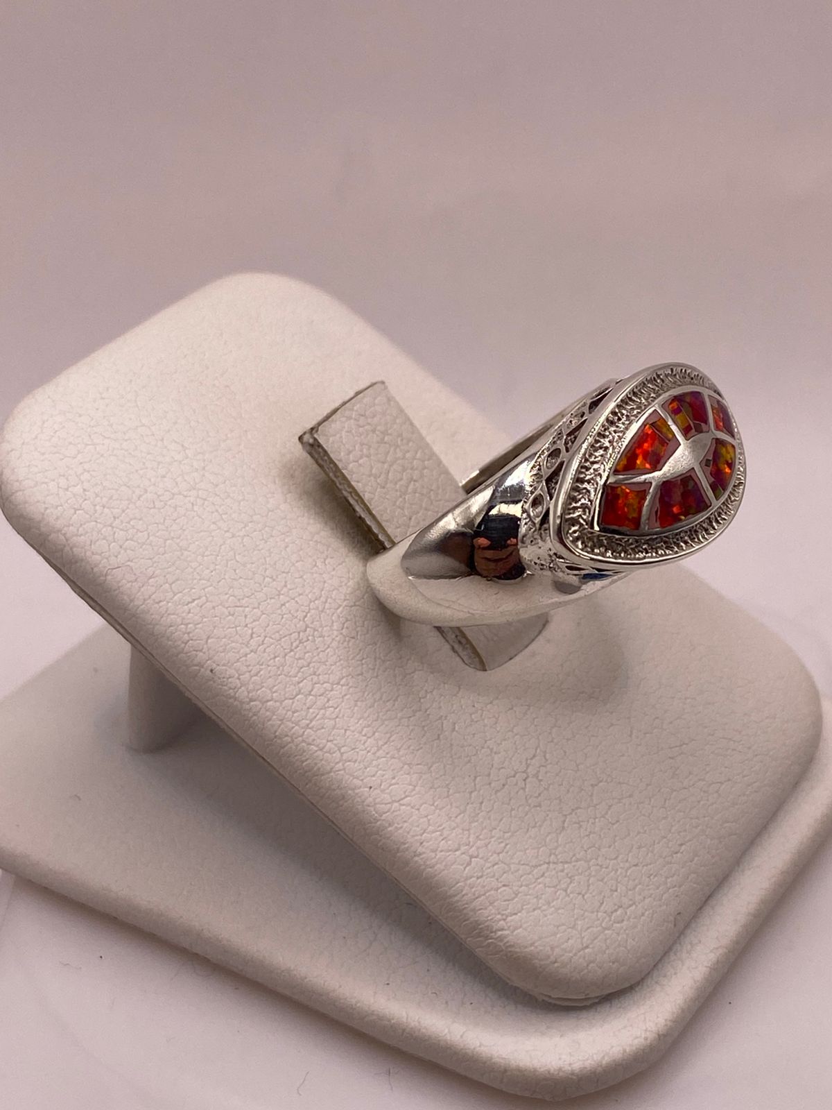 Anillo de Ópalo de Fuego Fucsia en Plata Ley .950, vista lateral