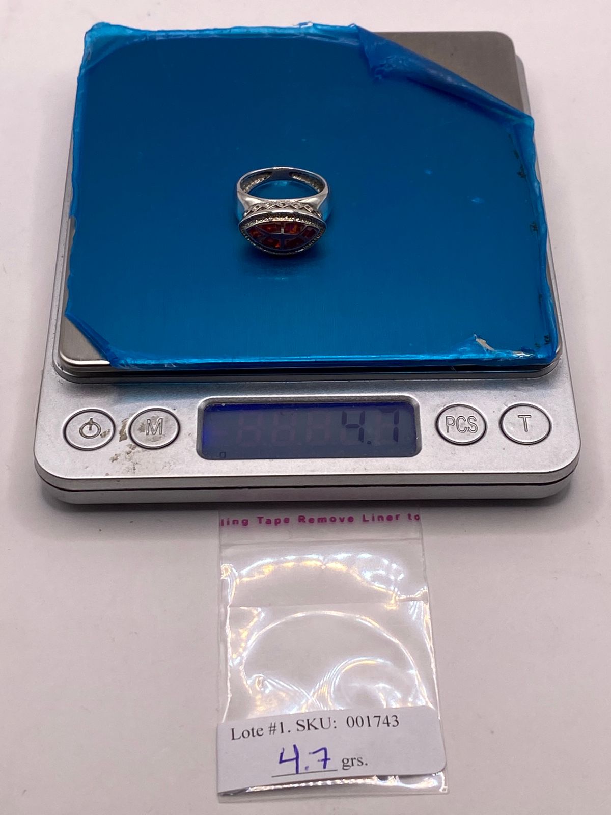 Anillo de Ópalo de Fuego Fucsia en Plata Ley .950, peso en gramos (báscula)