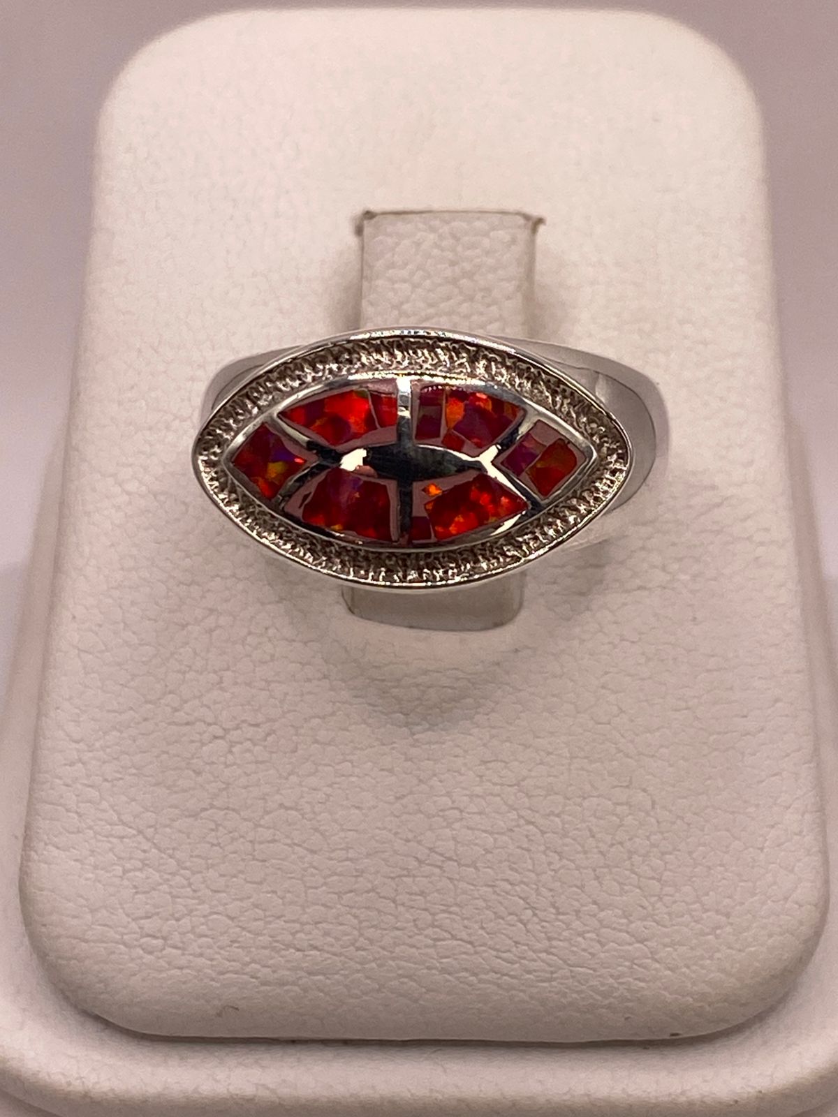 Anillo de Ópalo de Fuego Fucsia en Plata Ley .950 — detalle de acabado