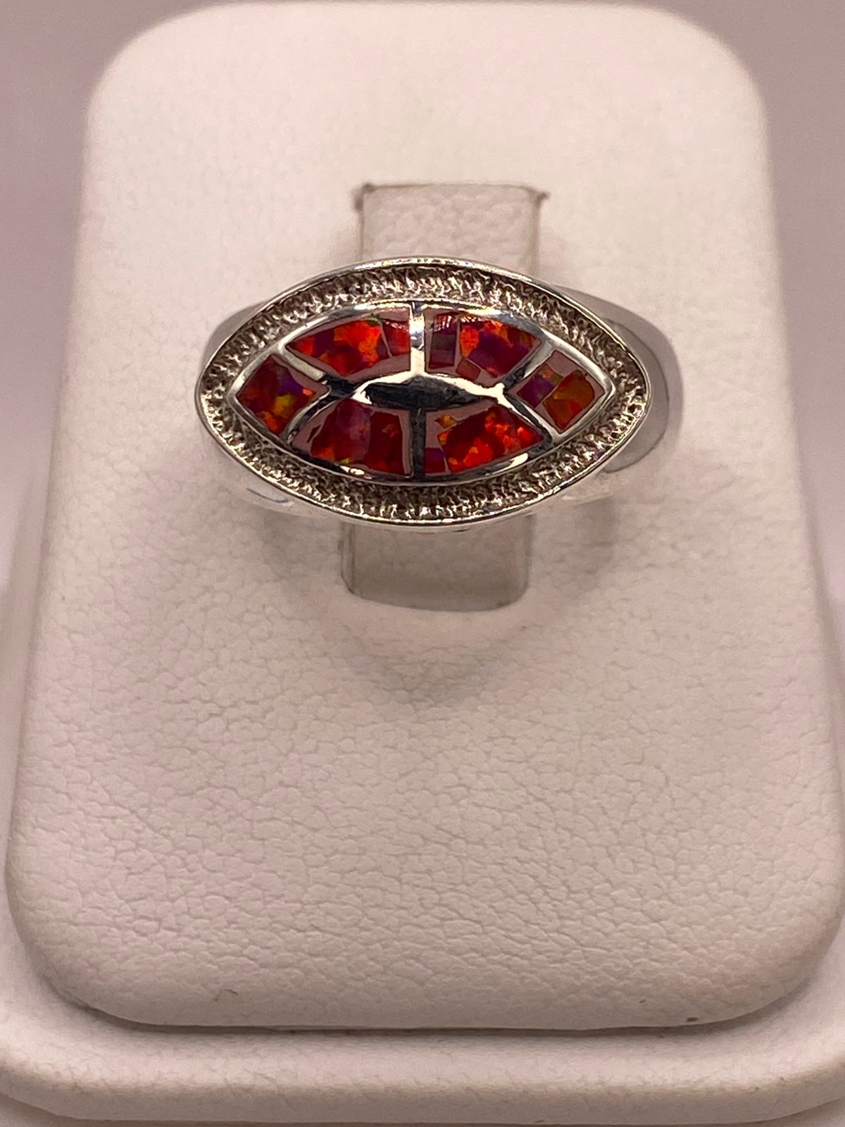 Anillo de Ópalo de Fuego Fucsia en Plata Ley .950, vista de detalle