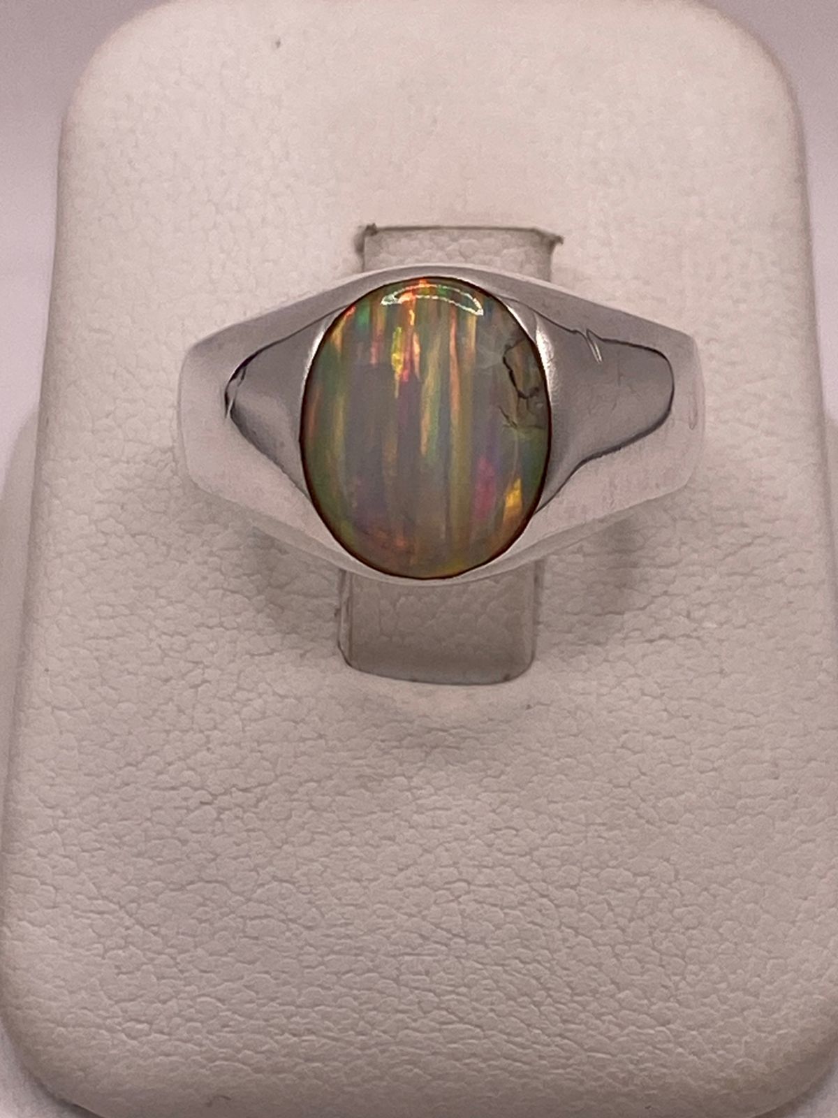 Anillo de Ópalo de Fuego Iridiscente en Plata Ley .925 — ángulo diagonal