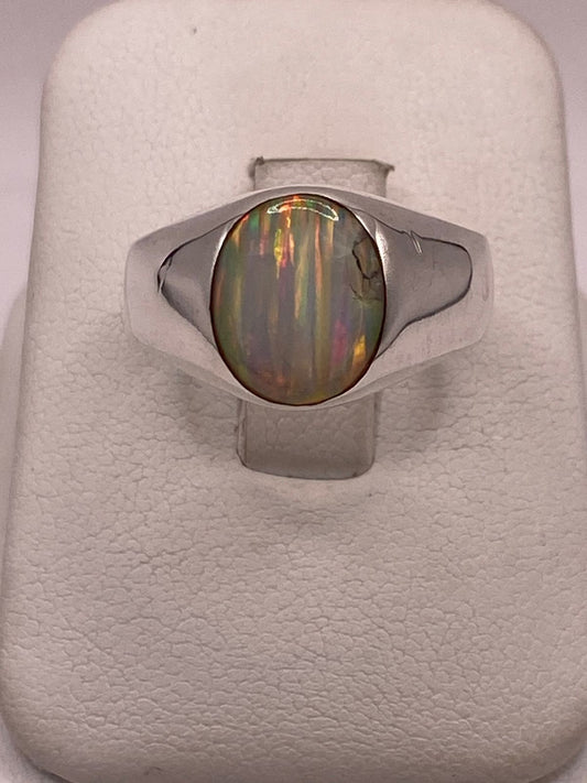 Anillo de Ópalo de Fuego Iridiscente en Plata Ley .925 — ángulo diagonal