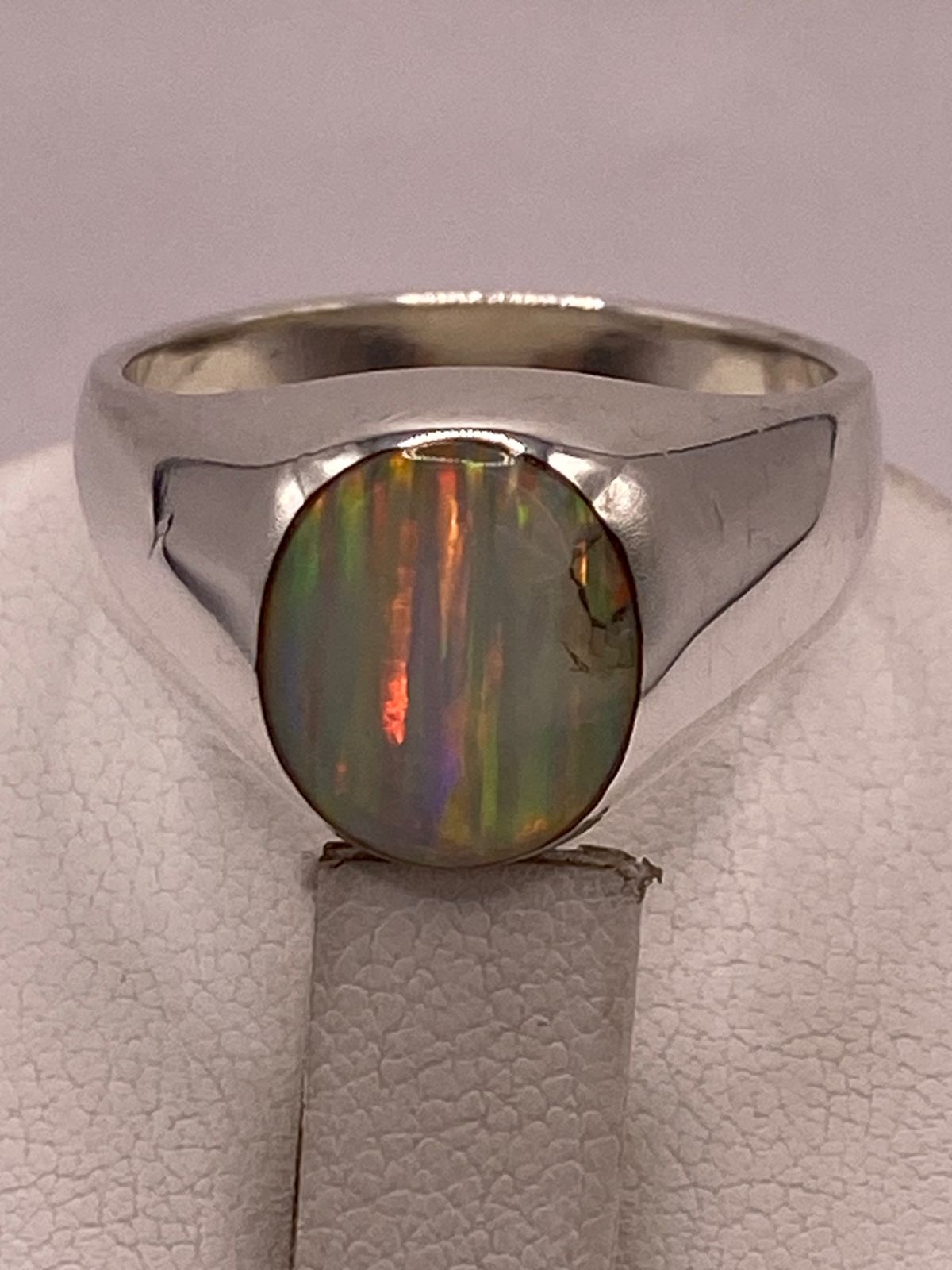 Anillo de Ópalo de Fuego Iridiscente en Plata Ley .925, vista de detalle