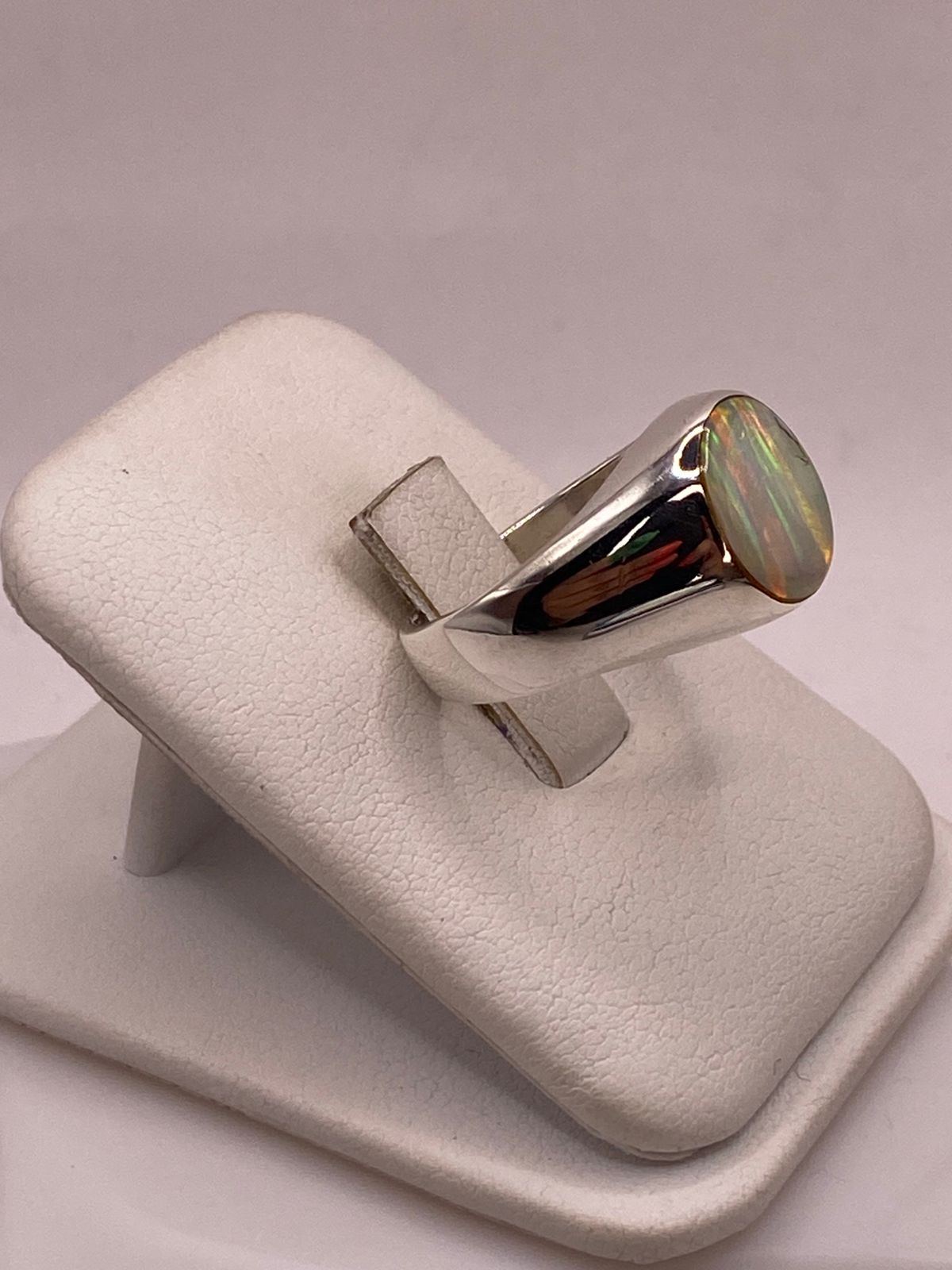 Anillo de Ópalo de Fuego Iridiscente en Plata Ley .925, vista frontal