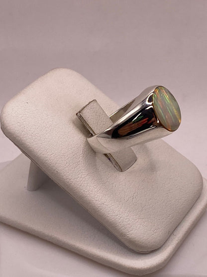 Anillo de Ópalo de Fuego Iridiscente en Plata Ley .925, vista frontal
