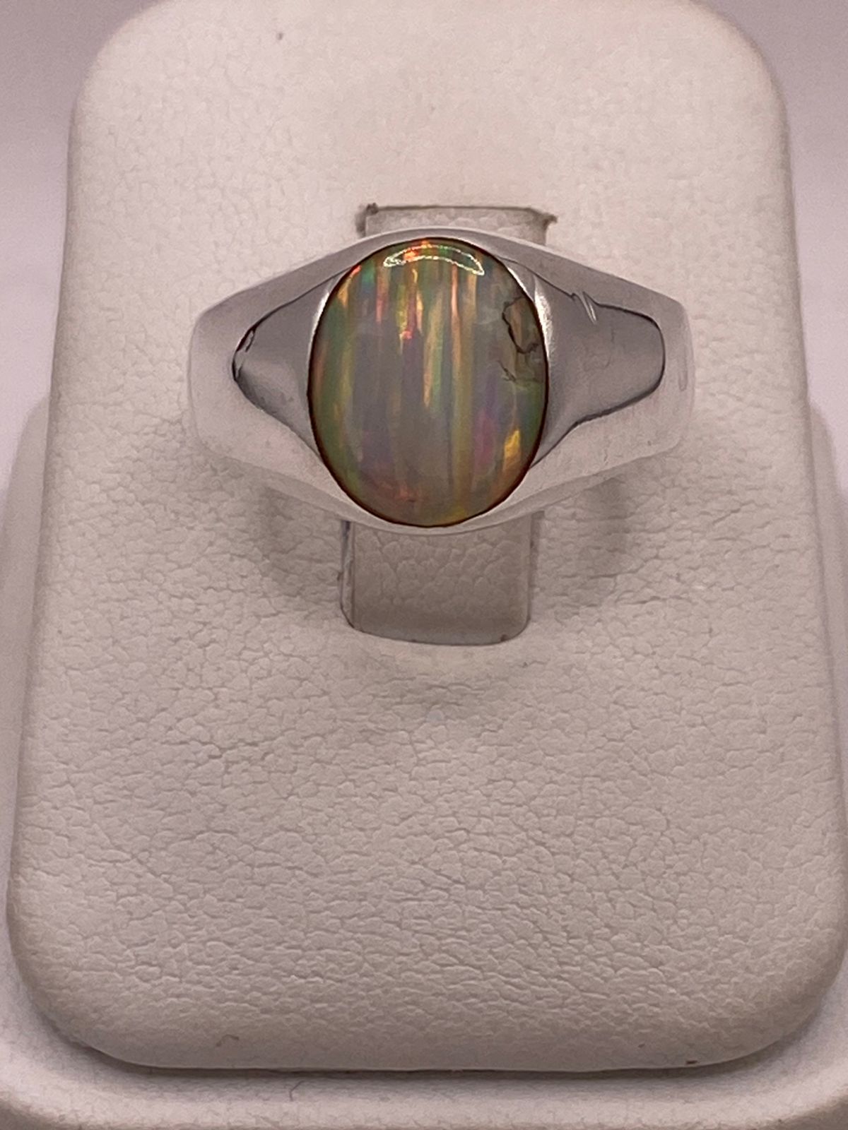 Anillo de Ópalo de Fuego Iridiscente en Plata Ley .925, vista lateral