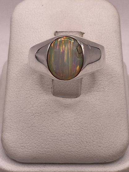 Anillo de Ópalo de Fuego Iridiscente en Plata Ley .925, vista lateral