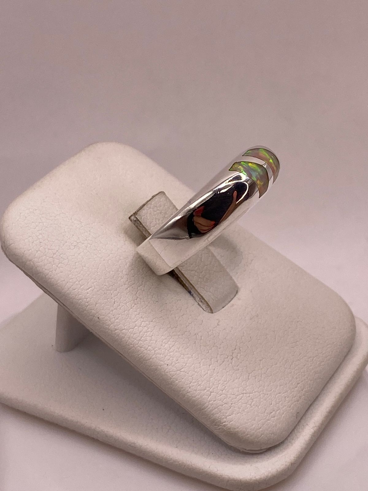 Anillo con Ópalo de Fuego Iridiscente en Plata Ley .925, vista lateral
