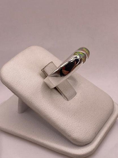 Anillo con Ópalo de Fuego Iridiscente en Plata Ley .925, vista lateral