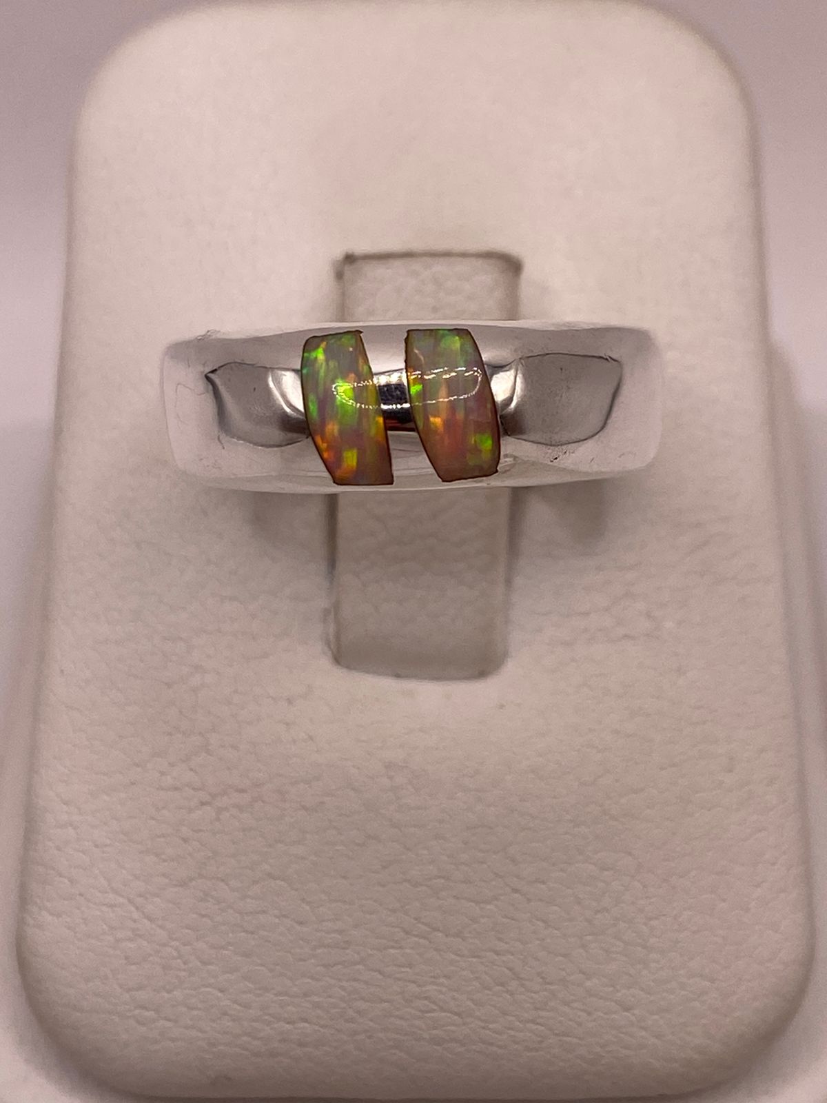 Anillo con Ópalo de Fuego Iridiscente en Plata Ley .925 en báscula mostrando peso