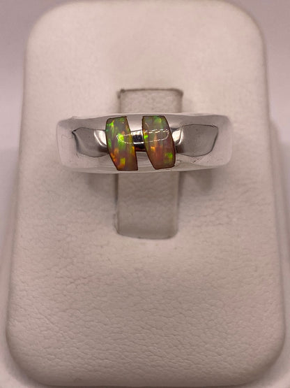 Anillo con Ópalo de Fuego Iridiscente en Plata Ley .925 en báscula mostrando peso