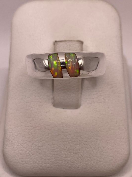 Anillo con Ópalo de Fuego Iridiscente en Plata Ley .925 en báscula mostrando peso