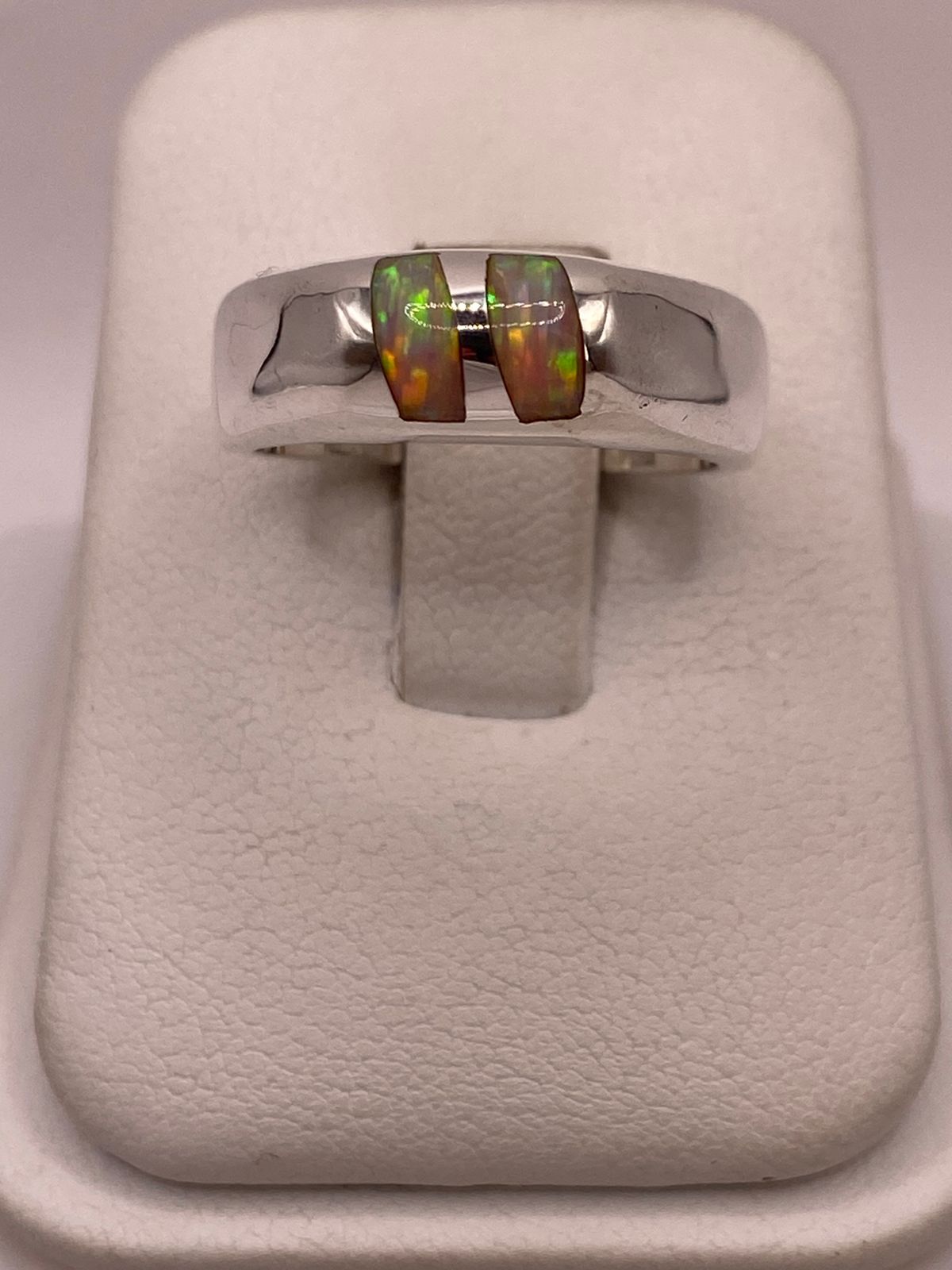 Anillo con Ópalo de Fuego Iridiscente en Plata Ley .925, vista frontal
