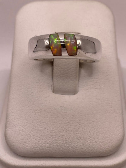 Anillo con Ópalo de Fuego Iridiscente en Plata Ley .925, vista frontal