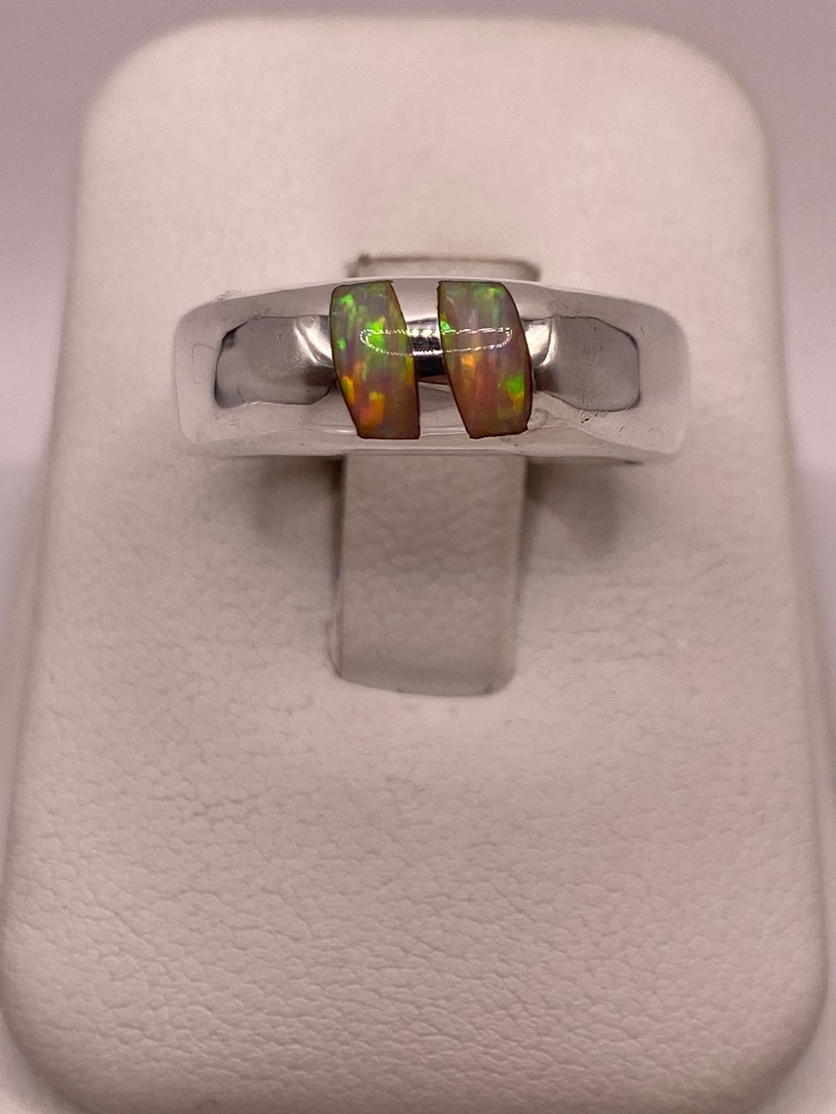 Anillo con Ópalo de Fuego Iridiscente en Plata Ley .925, vista de detalle