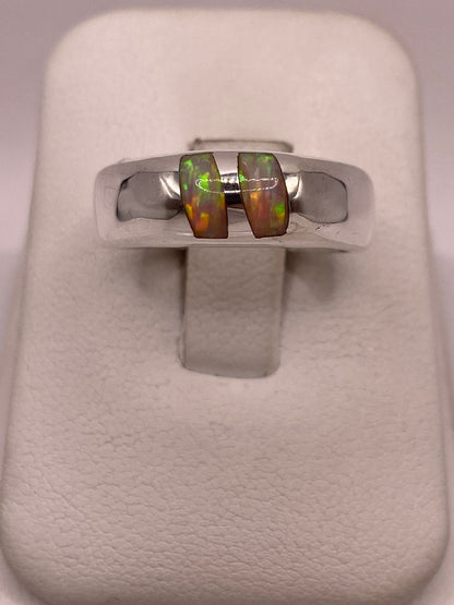 Anillo con Ópalo de Fuego Iridiscente en Plata Ley .925, vista de detalle