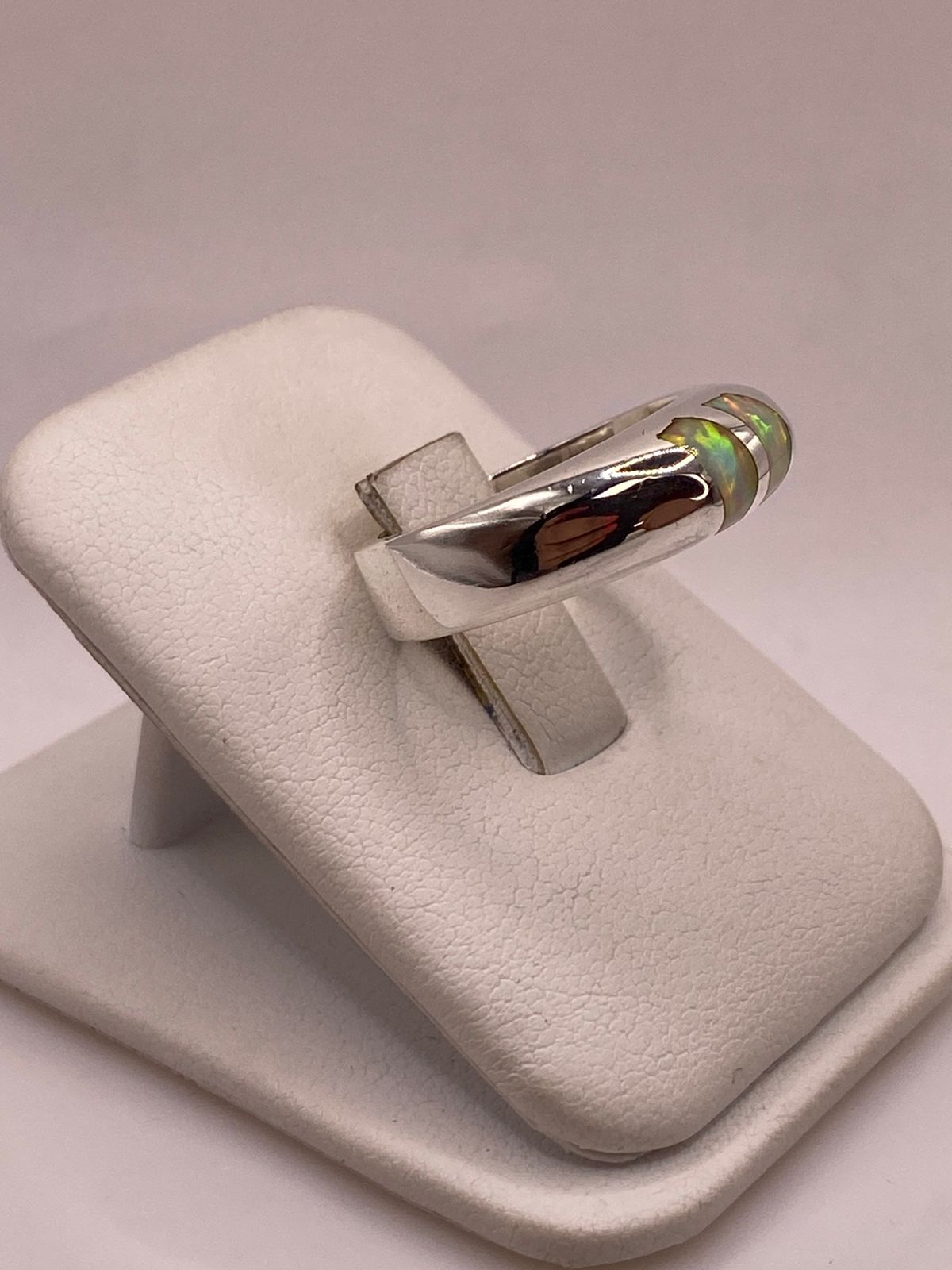 Anillo con Ópalo de Fuego Iridiscente en Plata Ley .925, vista lateral