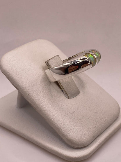 Anillo con Ópalo de Fuego Iridiscente en Plata Ley .925, vista lateral