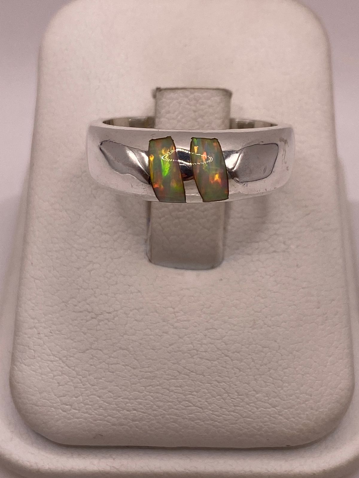 Anillo con Ópalo de Fuego Iridiscente en Plata Ley .925, vista frontal