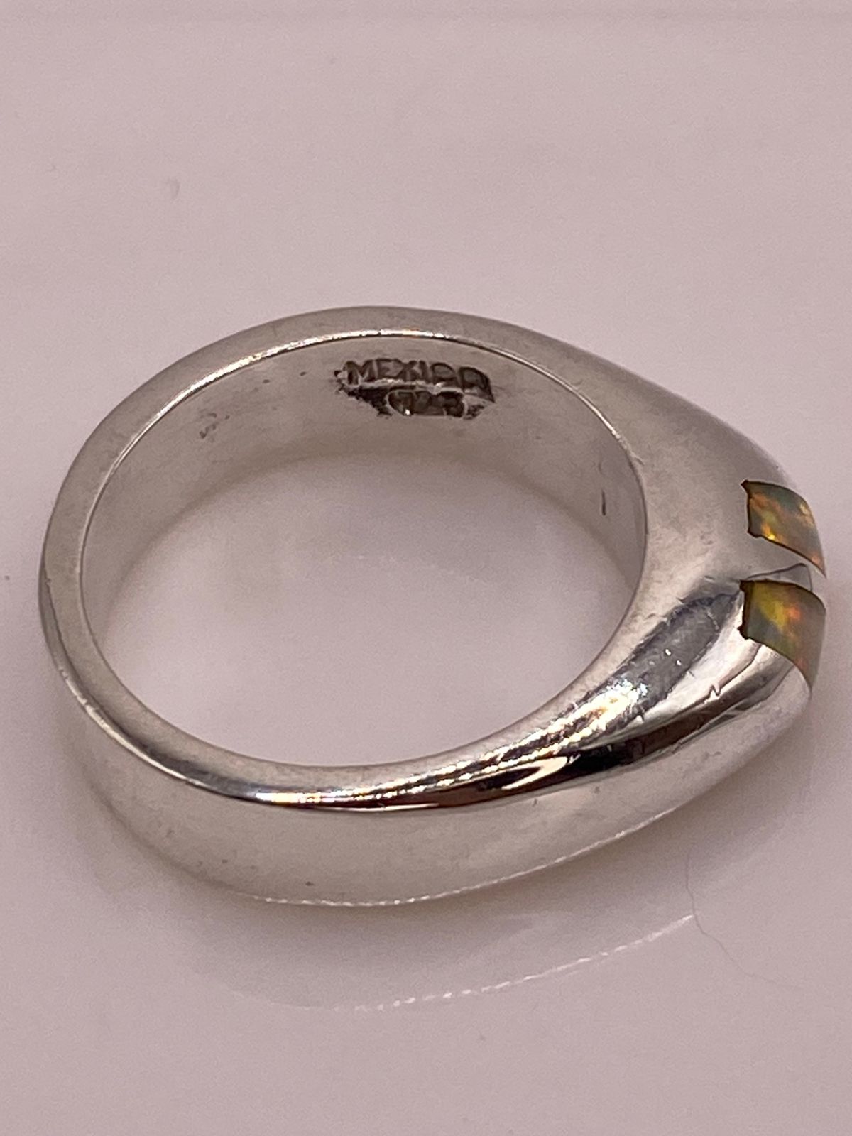 Anillo con Ópalo de Fuego Iridiscente en Plata Ley .925, sello de autenticidad Plata Ley .925