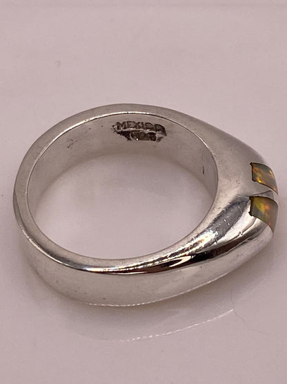Anillo con Ópalo de Fuego Iridiscente en Plata Ley .925, sello de autenticidad Plata Ley .925
