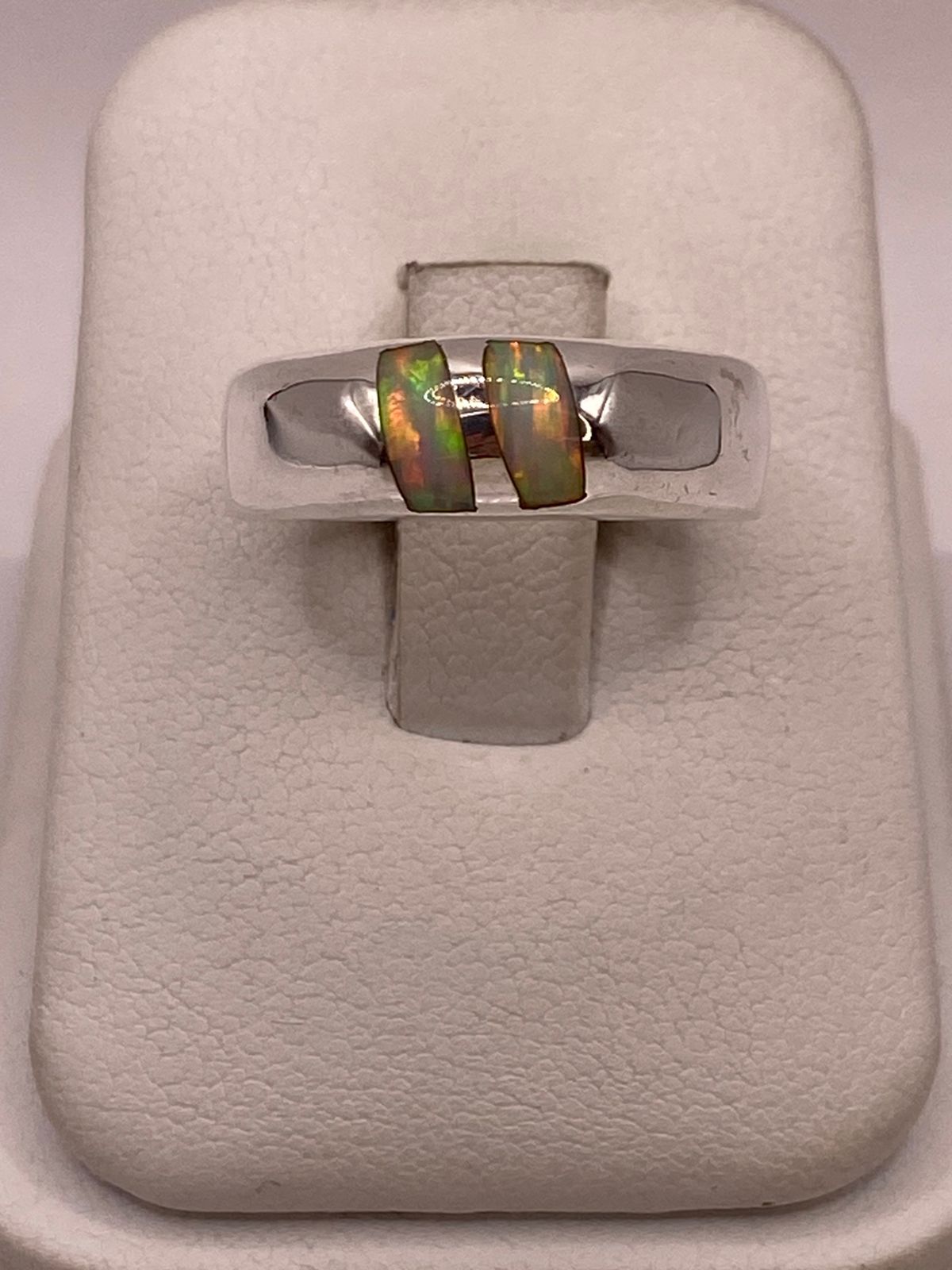 Anillo con Ópalo de Fuego Iridiscente en Plata Ley .925, vista de detalle