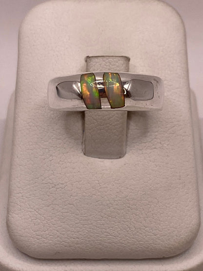 Anillo con Ópalo de Fuego Iridiscente en Plata Ley .925, vista de detalle