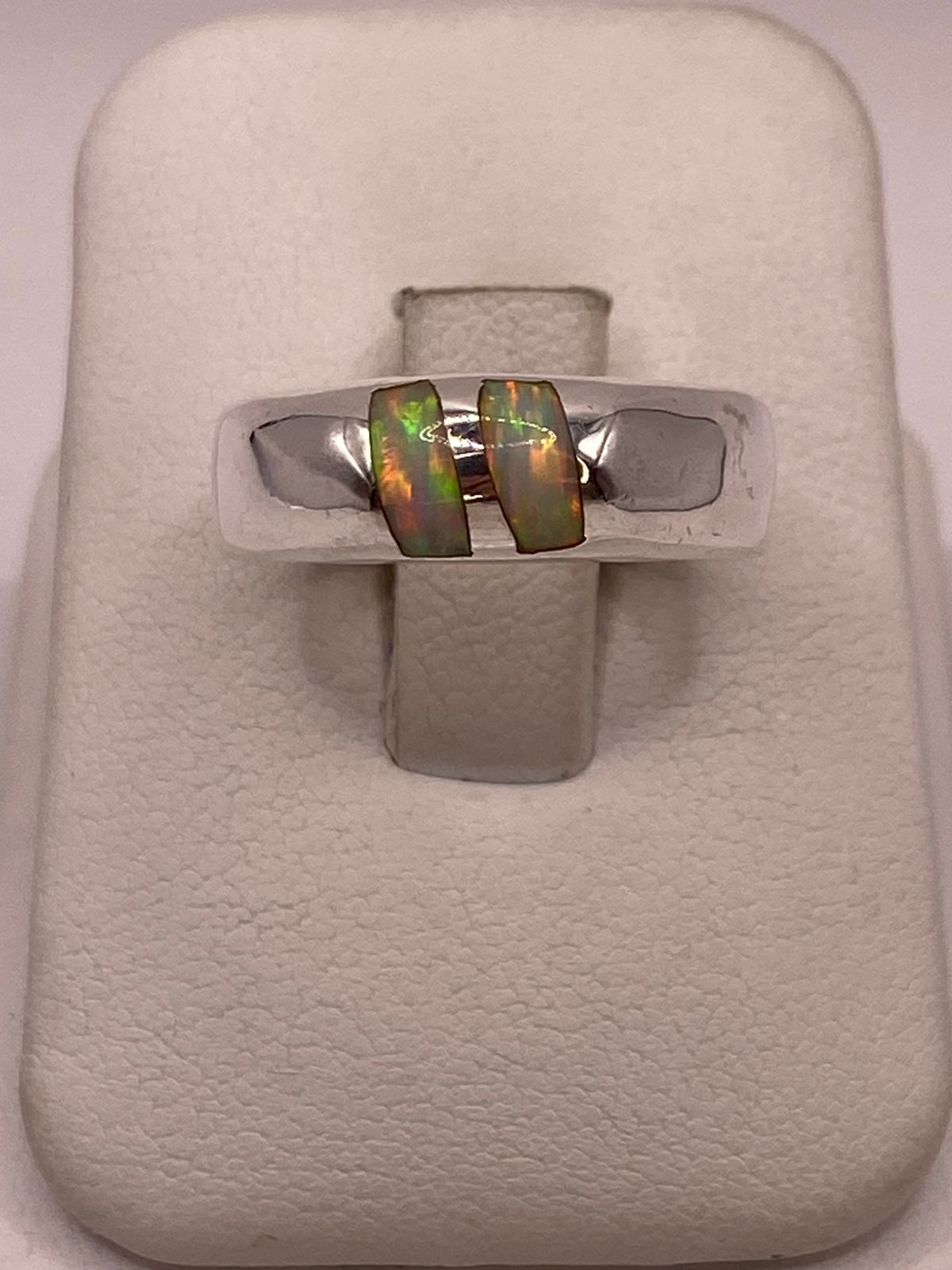 Anillo con Ópalo de Fuego Iridiscente en Plata Ley .925 en báscula mostrando peso