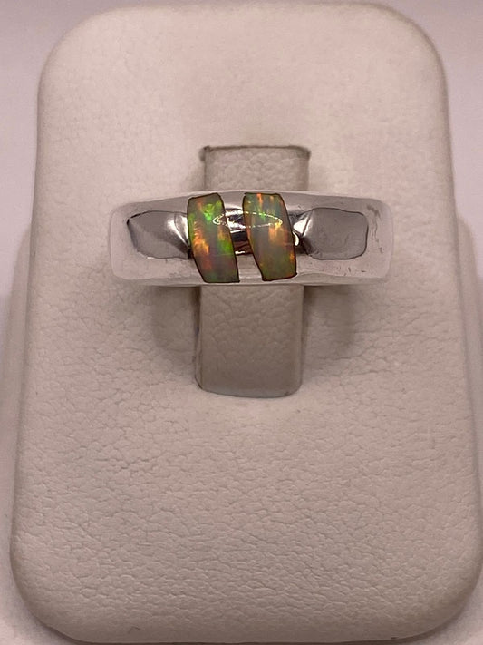 Anillo con Ópalo de Fuego Iridiscente en Plata Ley .925 en báscula mostrando peso