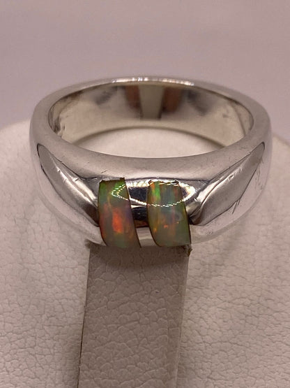 Anillo con Ópalo de Fuego Iridiscente en Plata Ley .925, vista superior