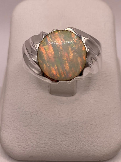 Anillo con Ópalo de Fuego Iridiscente en Plata Ley .950 en báscula mostrando peso