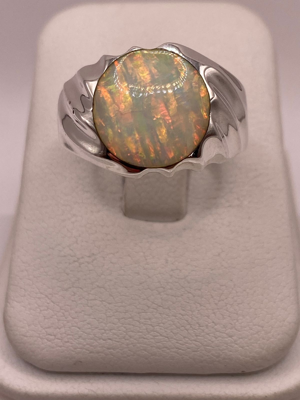 Anillo con Ópalo de Fuego Iridiscente en Plata Ley .950, vista de detalle