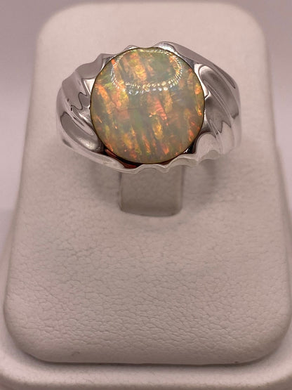 Anillo con Ópalo de Fuego Iridiscente en Plata Ley .950, vista de detalle