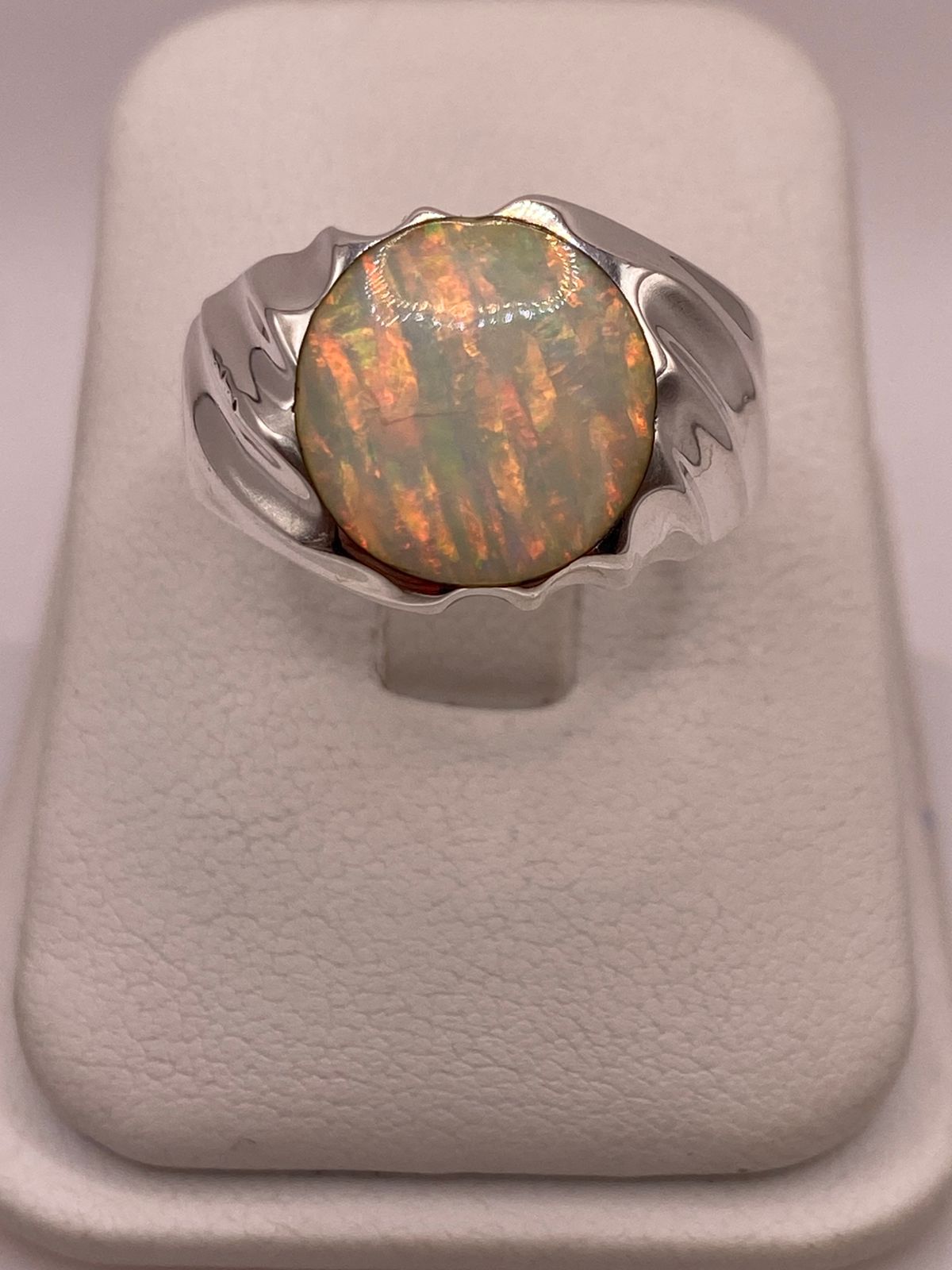 Anillo con Ópalo de Fuego Iridiscente en Plata Ley .950, vista frontal