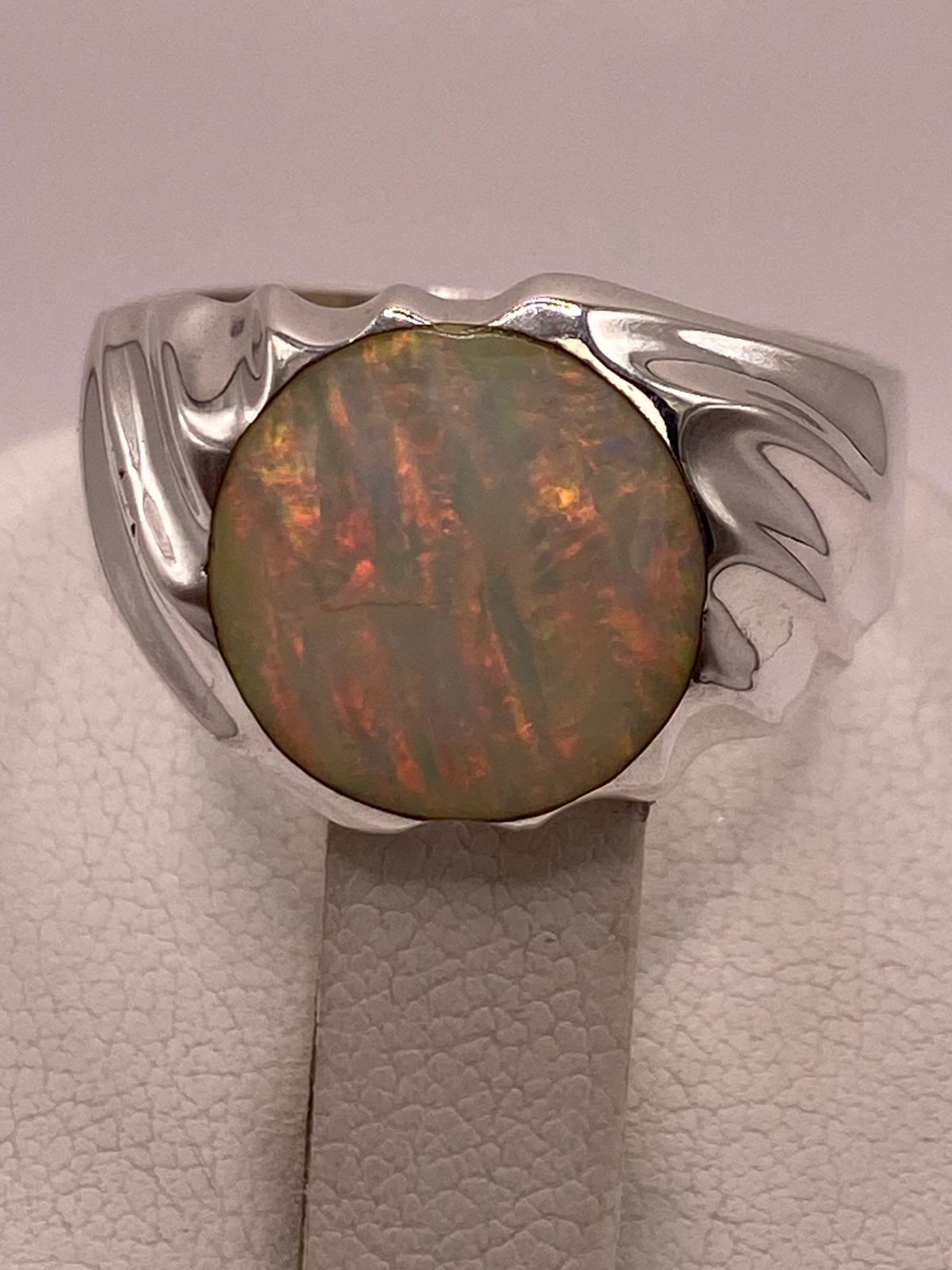 Anillo con Ópalo de Fuego Iridiscente en Plata Ley .950, vista superior
