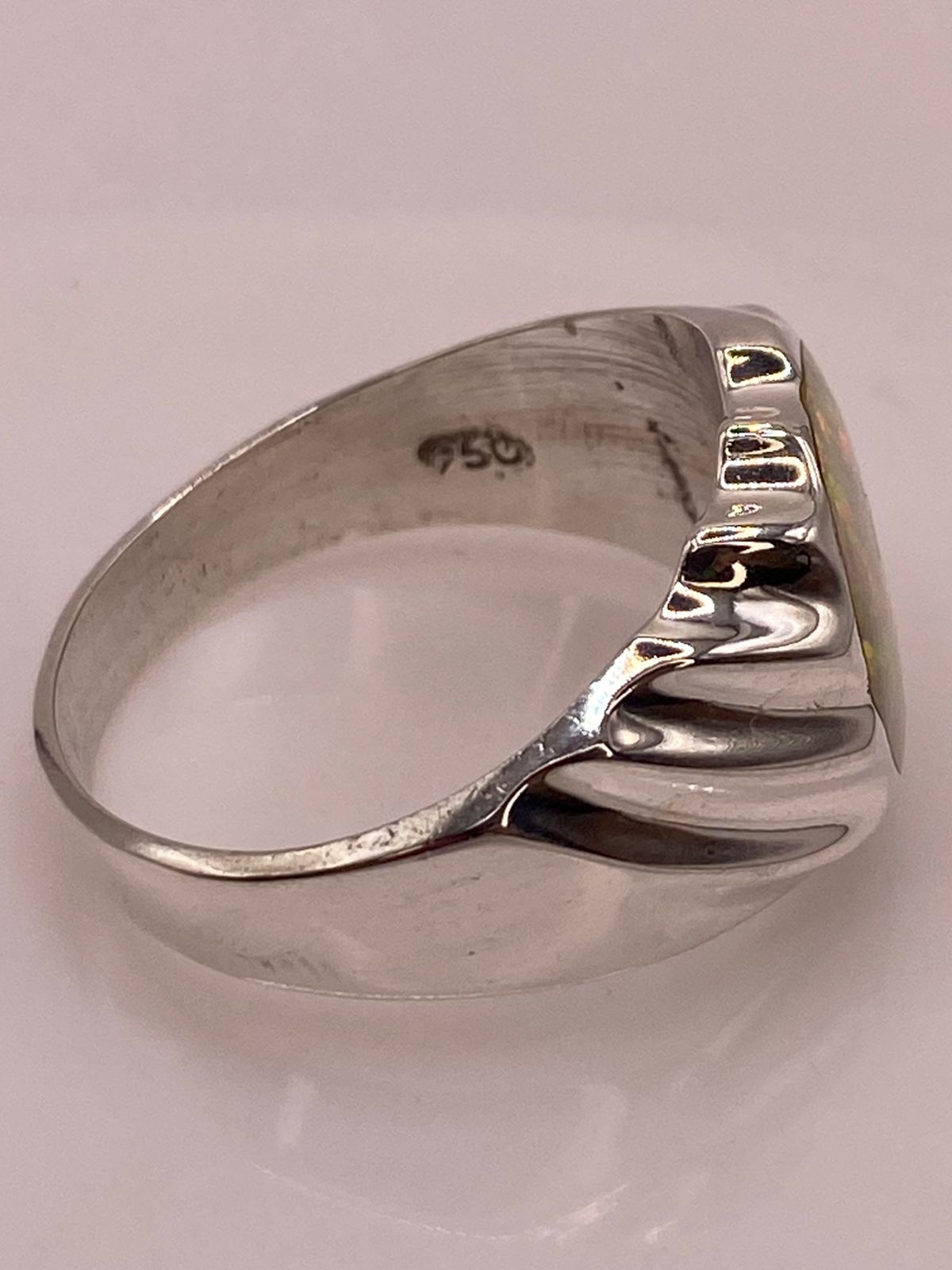 Anillo con Ópalo de Fuego Iridiscente en Plata Ley .950, sello de autenticidad Plata Ley .925