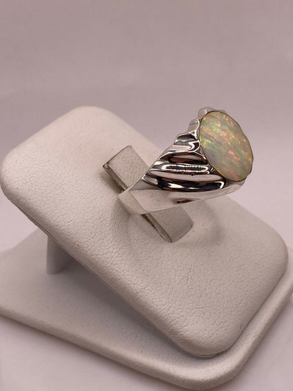 Anillo con Ópalo de Fuego Iridiscente en Plata Ley .950, vista lateral