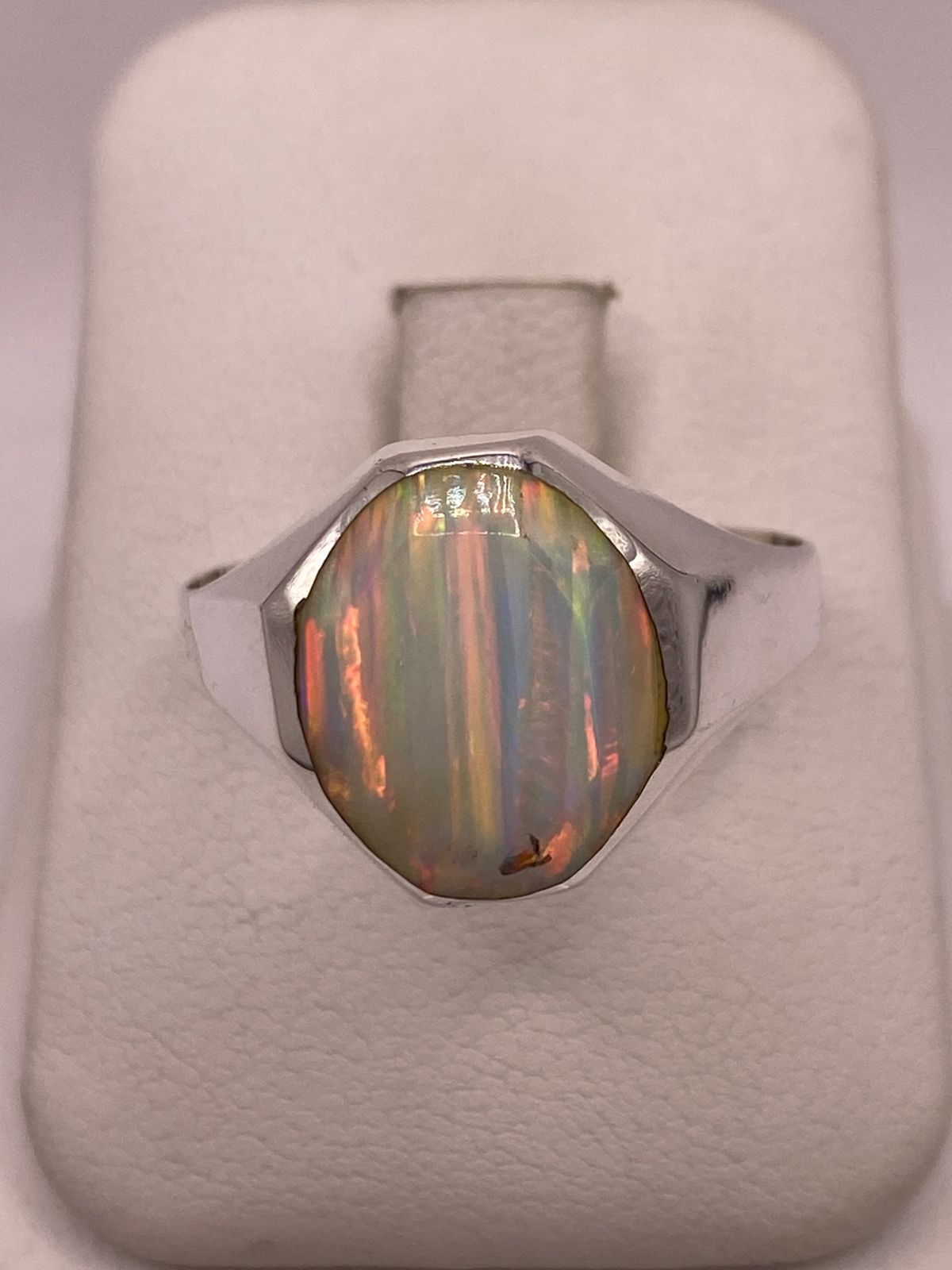 Anillo de Ópalo de Fuego Iridiscente en Plata Ley .950, vista de detalle