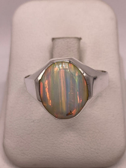 Anillo de Ópalo de Fuego Iridiscente en Plata Ley .950, vista de detalle