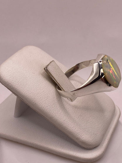 Anillo de Ópalo de Fuego Iridiscente en Plata Ley .950, vista lateral