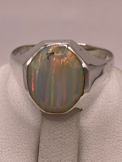Anillo de Ópalo de Fuego Iridiscente en Plata Ley .950, vista superior