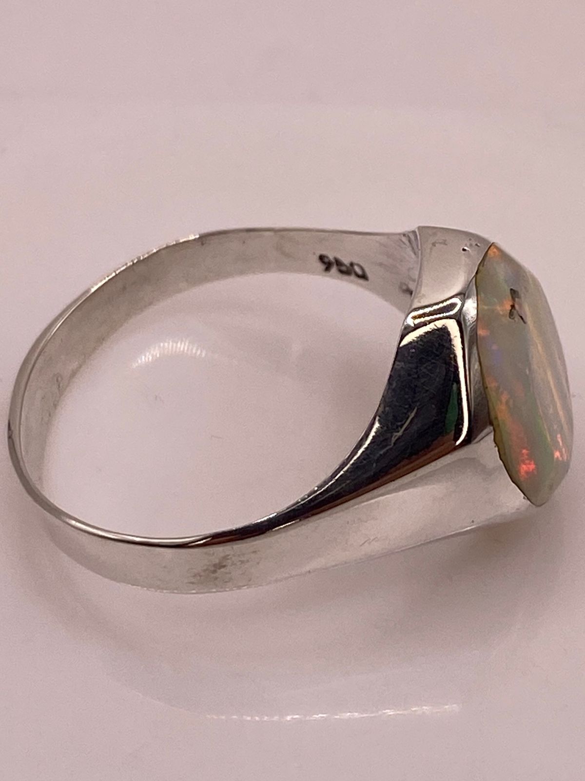 Anillo de Ópalo de Fuego Iridiscente en Plata Ley .950, sello de autenticidad Plata Ley .925