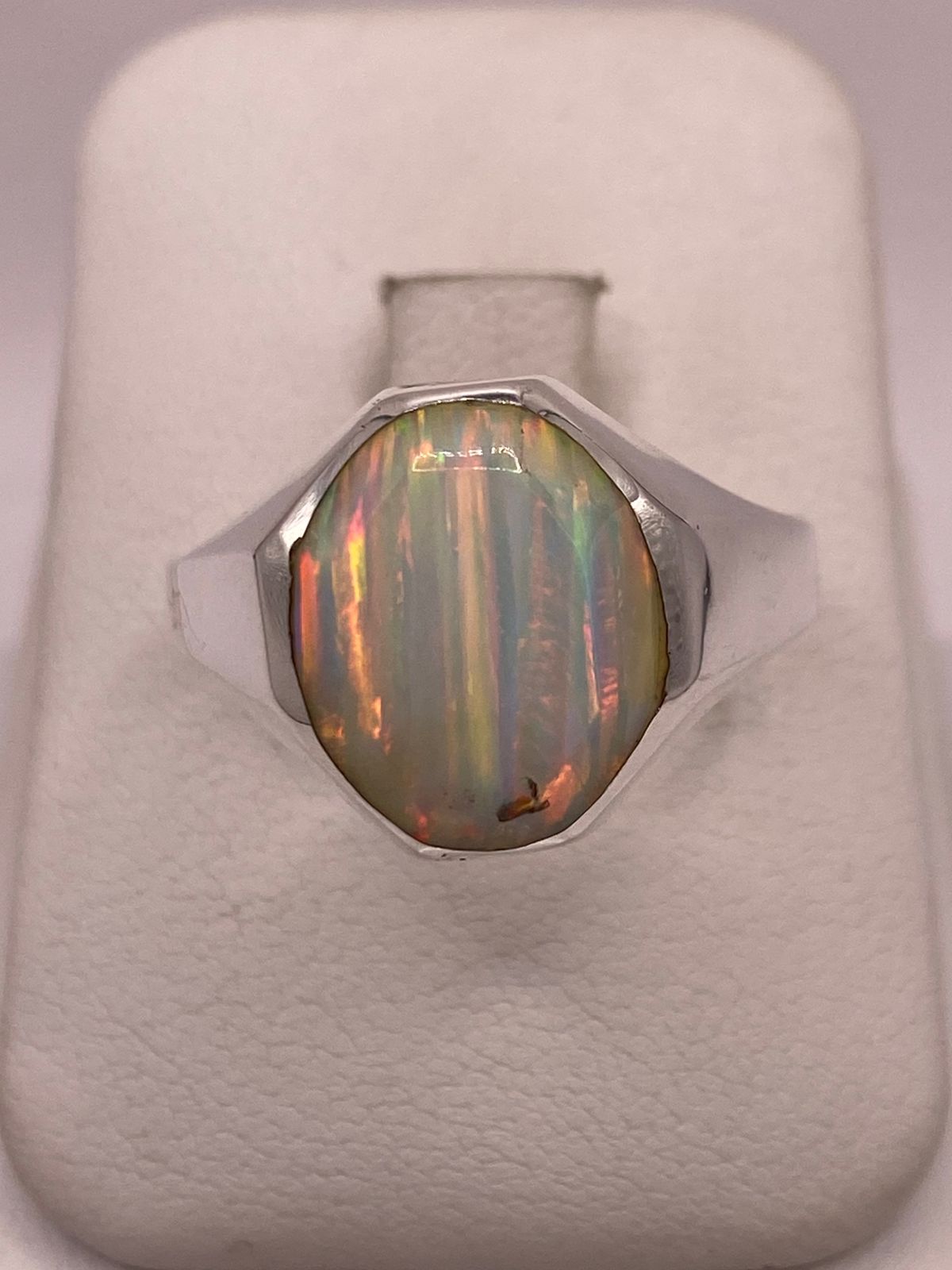 Anillo de Ópalo de Fuego Iridiscente en Plata Ley .950 en báscula mostrando peso