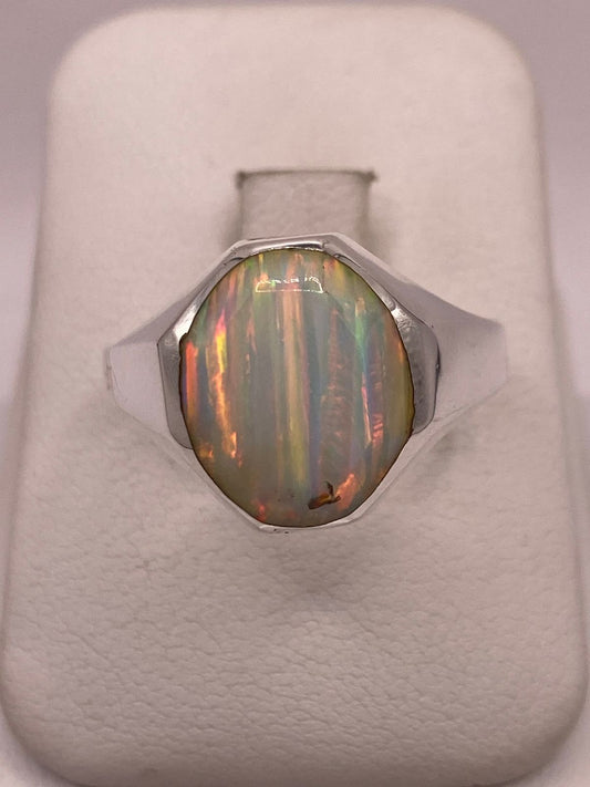 Anillo de Ópalo de Fuego Iridiscente en Plata Ley .950 en báscula mostrando peso