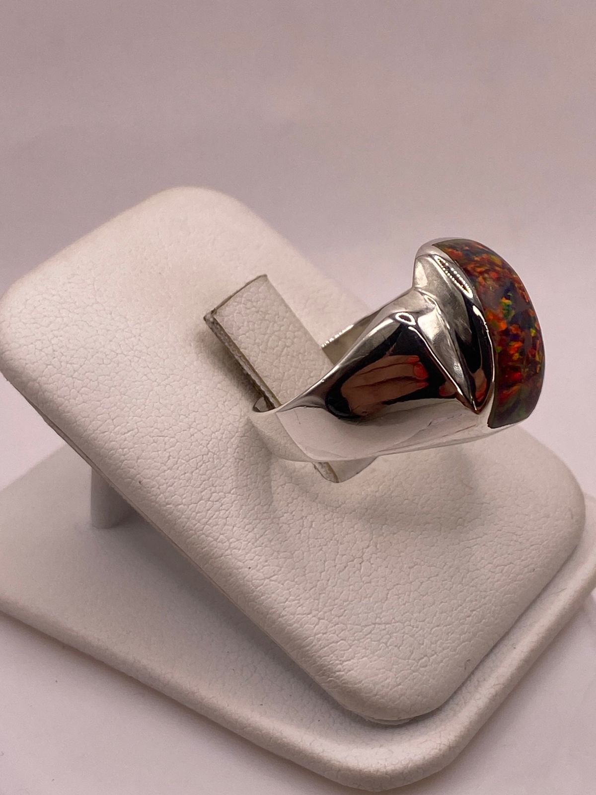 Anillo de Ópalo de Fuego Multicolor Iridiscente en Plata Ley .925, vista lateral