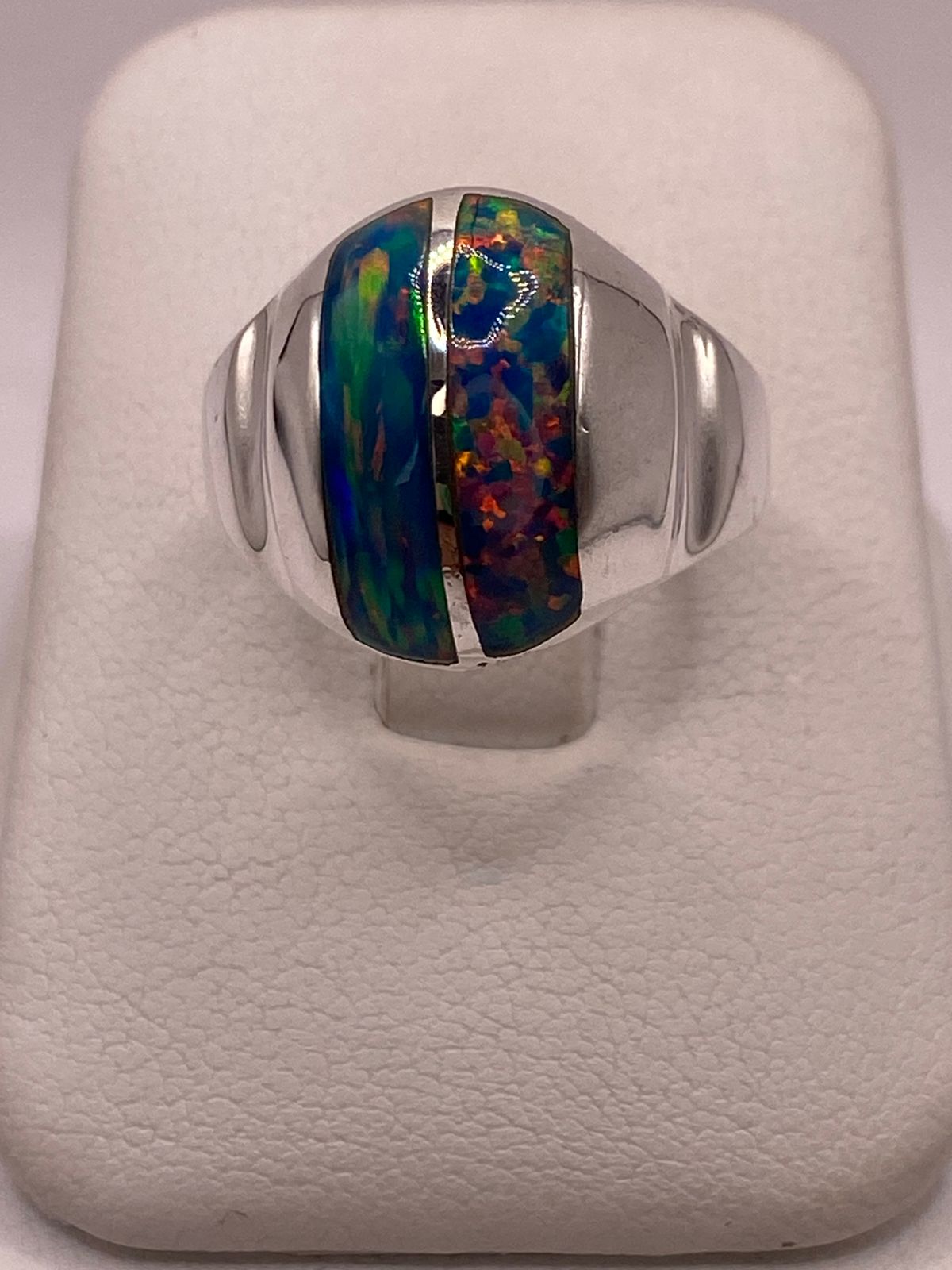 Anillo de Ópalo de Fuego Multicolor Iridiscente en Plata Ley .925 — ángulo diagonal