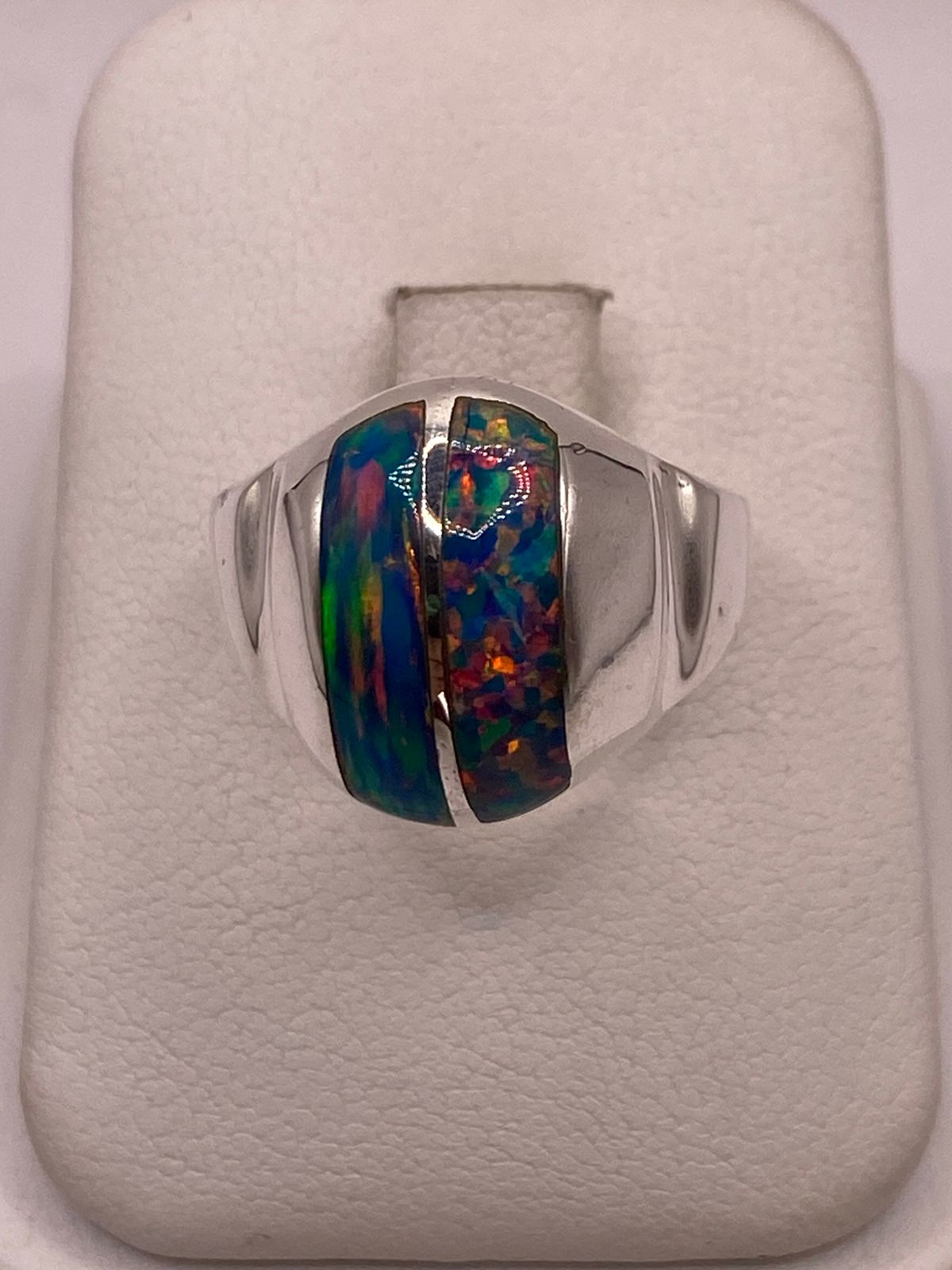 Anillo de Ópalo de Fuego Multicolor Iridiscente en Plata Ley .925, vista de detalle
