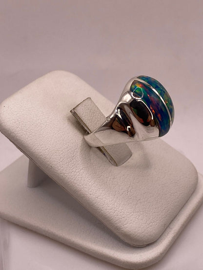 Anillo de Ópalo de Fuego Multicolor Iridiscente en Plata Ley .925, vista lateral